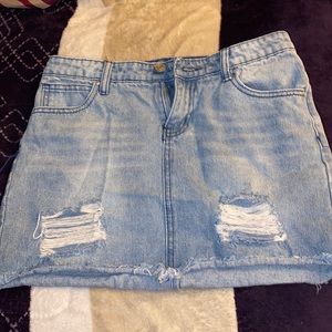 I am selling a skirt for 5 and it’s a size 4. Cute to wear in the summer